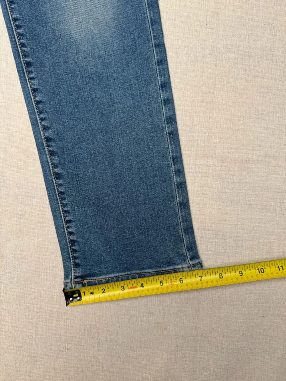 Levis Wedgie Straight
Womens 28
Blue Denim, High Rise, Button Fly Stone Wash - Picture 8 of 9